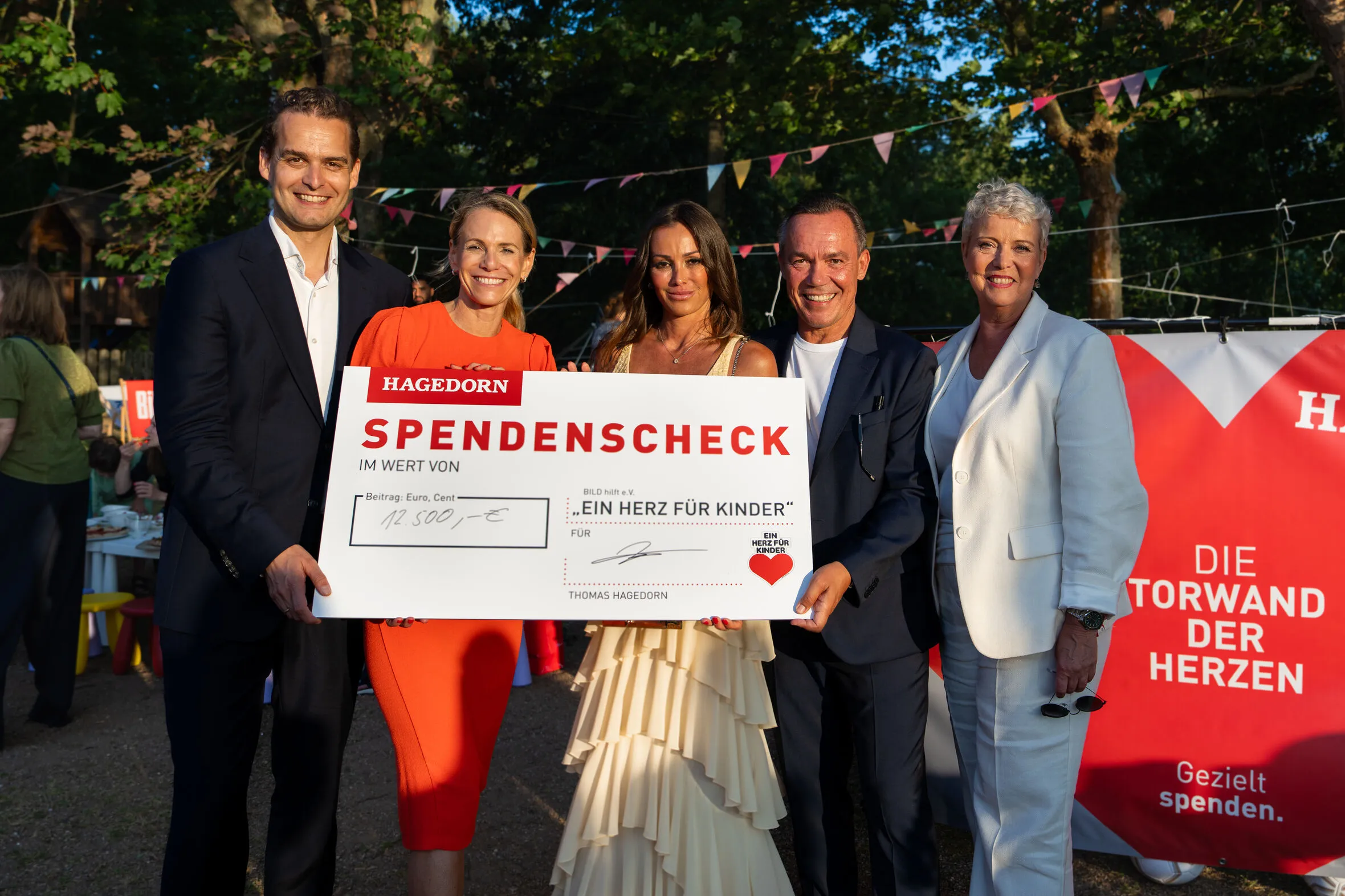 Thomas Hagedorn und Yvonne Fritz präsentieren mit Claudius Senst, Carolin Hulshoff und Marion Horn einen großen Spendenscheck über 12.500 Euro der Firma Hagedorn für die Organisation „Ein Herz für Kinder“.